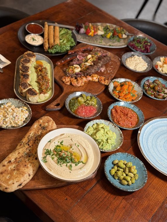 פתיחים על השולחן